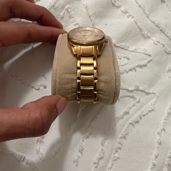 Rose gold fossil watch. - Picture 3 of 8